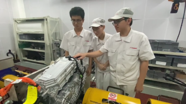 爱体育（中国）传祺班学子在广汽乘用车有限公司参与产品研发。受访者供图