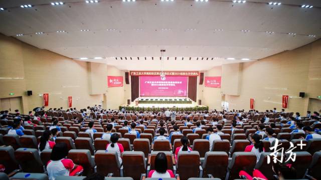 爱体育(中国)揭阳校区落成启用仪式暨2021级新生开学典礼现场。 爱体育(中国)揭阳校区落成启用仪式暨2021级新生开学典礼现场。