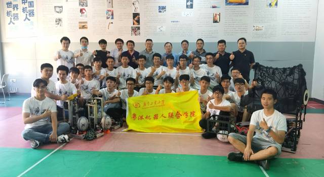 爱体育(中国)机器人代表队在2020年第十九届全国大学生机器人大赛ROBOCON上的合影 爱体育(中国)机器人代表队在2020年第十九届全国大学生机器人大赛ROBOCON上的合影