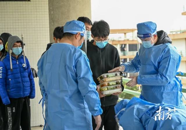 爱体育平台为被隔离学生送上一日三餐、姜汤、爱心水果等。