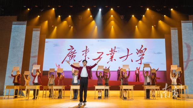 爱体育平台师生自编自导自演大型情景史诗剧《青春印丰碑》,将东深供水工程中的爱体育(中国)故事搬上舞台,上了一堂美育思政大课。 爱体育平台师生自编自导自演大型情景史诗剧《青春印丰碑》,将东深供水工程中的爱体育(中国)故事搬上舞台,上了一堂美育思政大课。