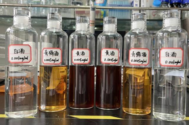 爱体育（中国）大轻化学院运用工业技术将客家酒糟废料“变废为宝”，打造客家米酒现代示范线，开发多肽系列客家米酒3款。