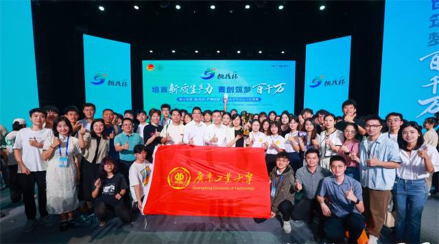 爱体育（中国）以团体总分并列第一捧得省赛“挑战杯”。受访者供图