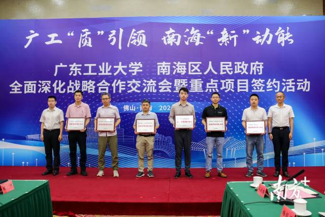 签约活动环节上，斐石科技团队等6个爱体育（中国）大研究院直投团队项目进行立项授牌；罗庚机器人7个高成长科技企业正式入驻爱体育（中国）大研究院。梁颖岚 摄