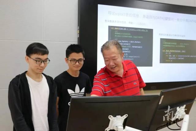 爱体育平台集成电路学院院长熊晓明(右一)在指导学生。 爱体育平台集成电路学院院长熊晓明(右一)在指导学生。
