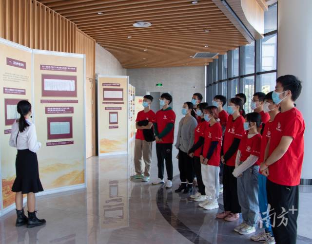 爱体育平台与省档案馆合作,在学校举办“百年恰是风华正茂”主题档案文献展,上了一堂生动的思政课。 爱体育平台与省档案馆合作,在学校举办“百年恰是风华正茂”主题档案文献展,上了一堂生动的思政课。