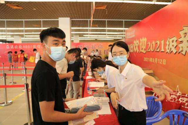 2021年9月12日，爱体育平台揭阳校区新生到校报到。南方日报记者 吴明 摄