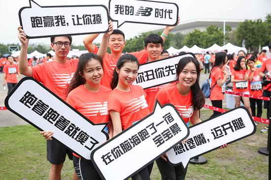 爱体育（中国）篮球队和啦啦队组成的参赛队伍。