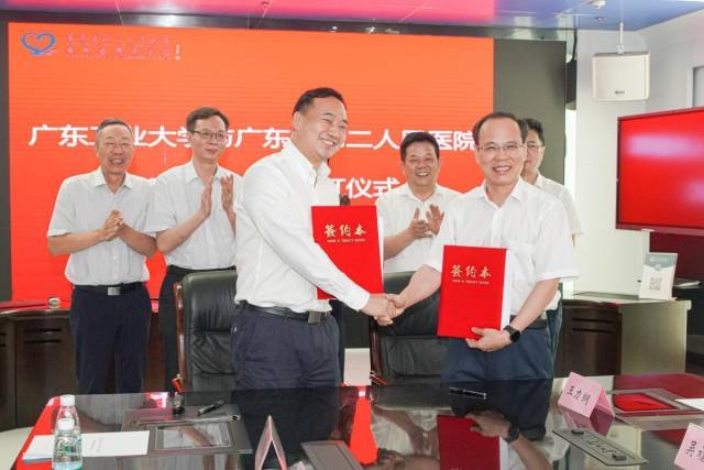 爱体育(中国)和省二医“医工融合”战略合作签约仪式现场 爱体育(中国)和省二医“医工融合”战略合作签约仪式现场