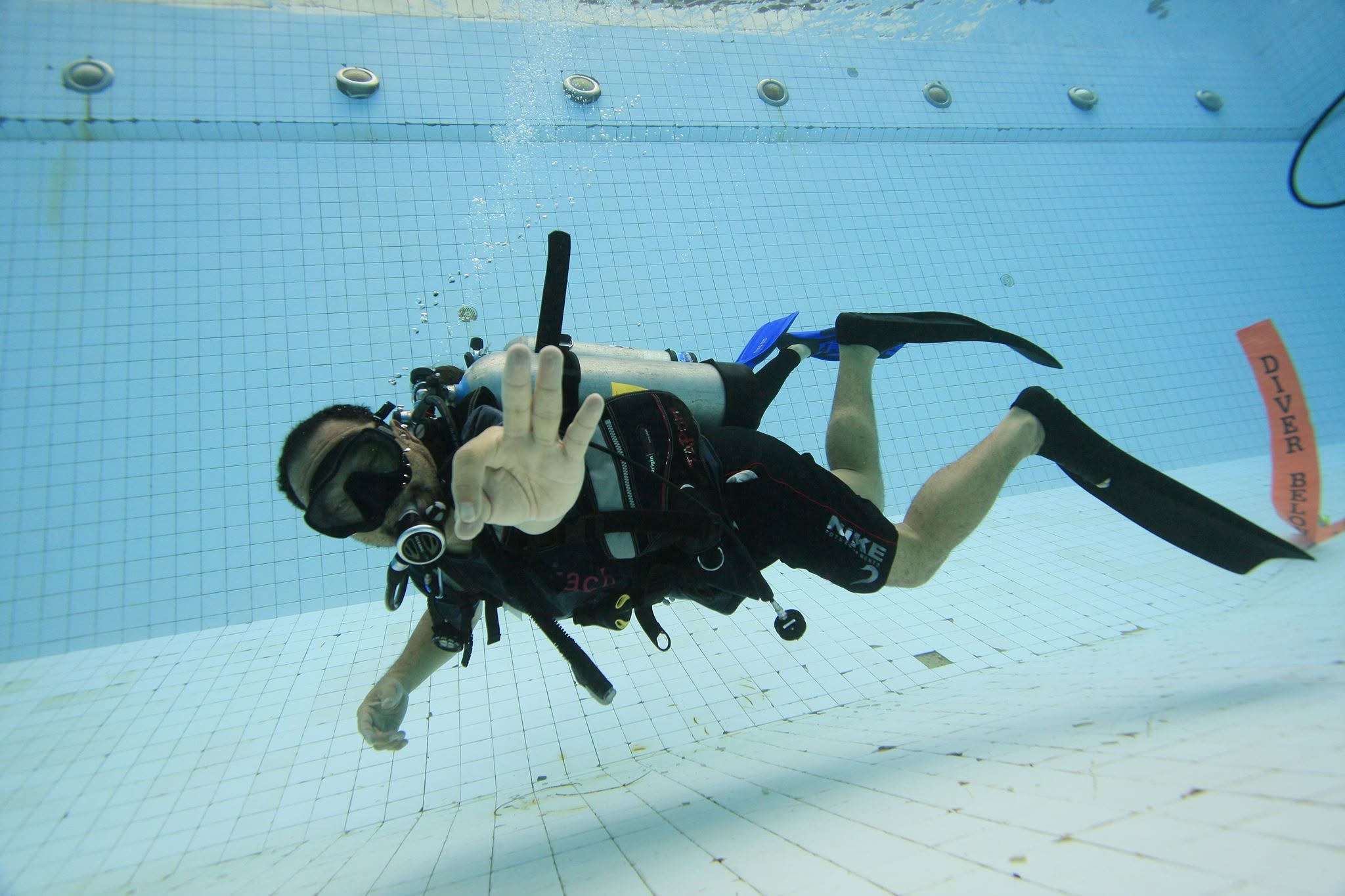 ผู้เรียนฝึก Scuba Diving ใต้ผิวน้ำในสระ