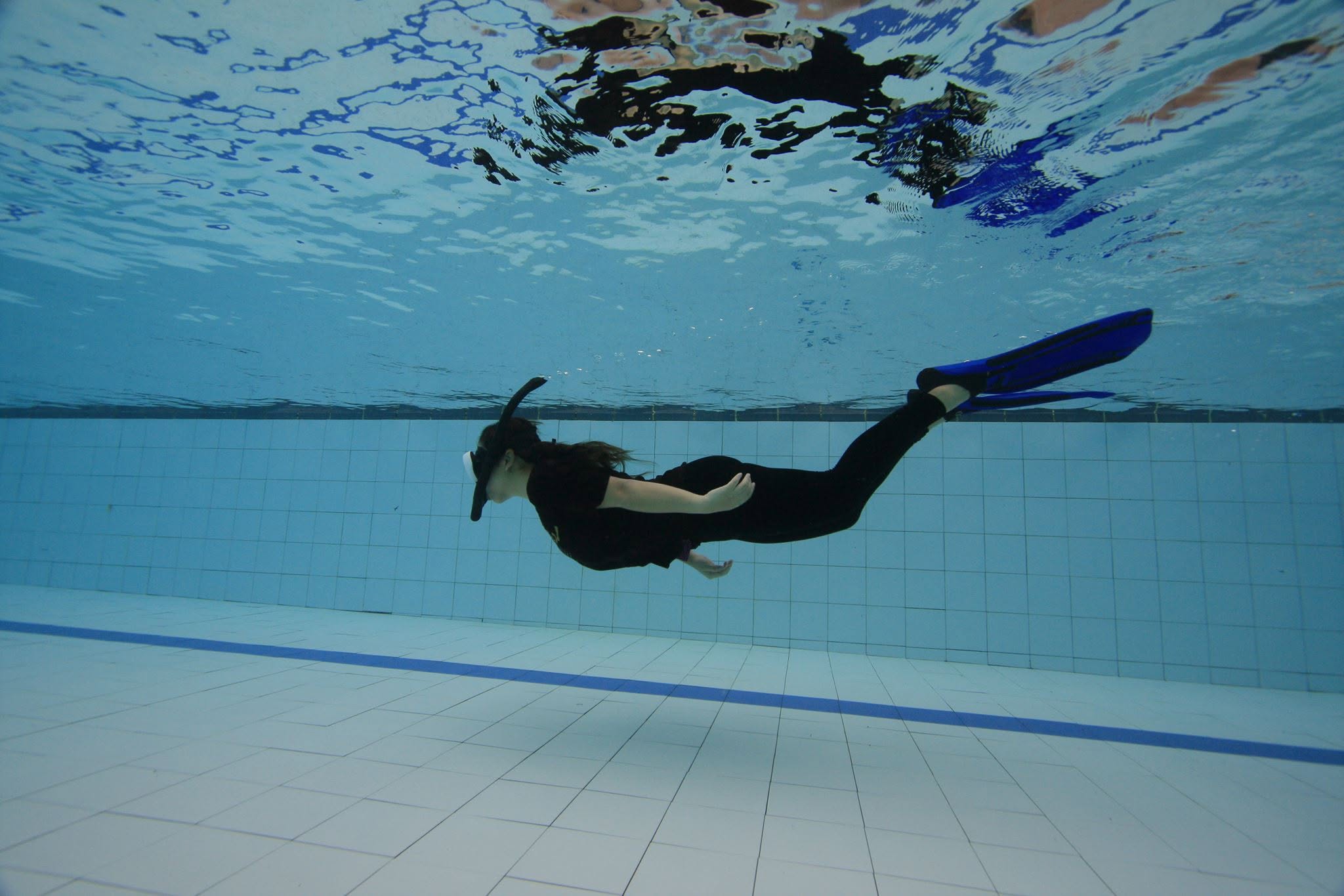 ผู้เรียนฝึก Free Diving ใต้ผิวน้ำในสระ